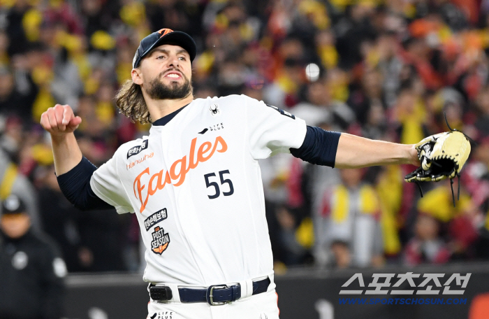  Roaring after Weiss double play