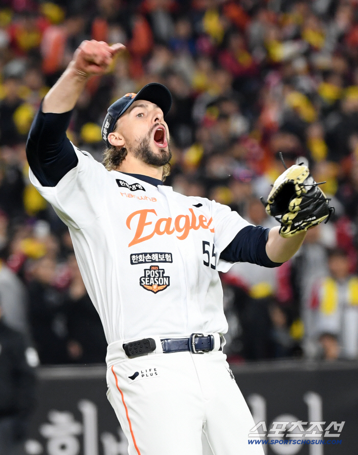  Roaring after weiss Park Hae-min's double play