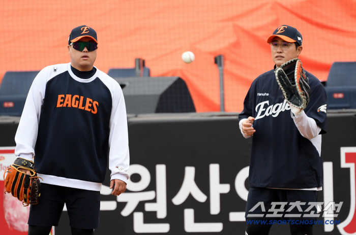  Ryu Hyun-jin and Chae Eun-sung have fun in fall baseball