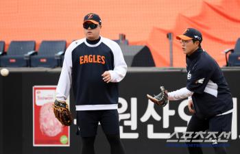 Ryu Hyun-jin and Chae Eun-sung have fun training