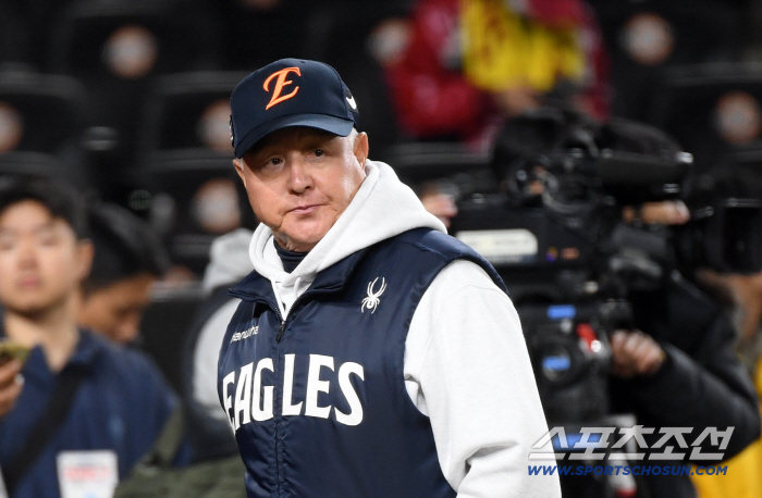  Shocking loss, director Kim Kyung-moon overturned in the 9th inning