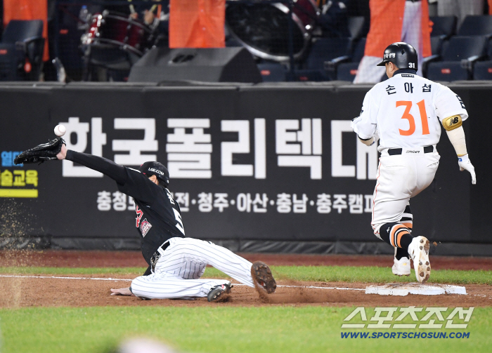  Son Ah-seop's infield hit, Moon Bo-kyung's fatal throwing error