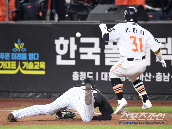  Son Ah-seop's infield hit, Moon Bo-kyung's throwing error