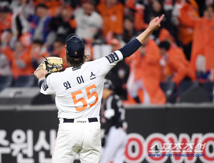  Weiss cheers as he crosses the loss crisis with a double play