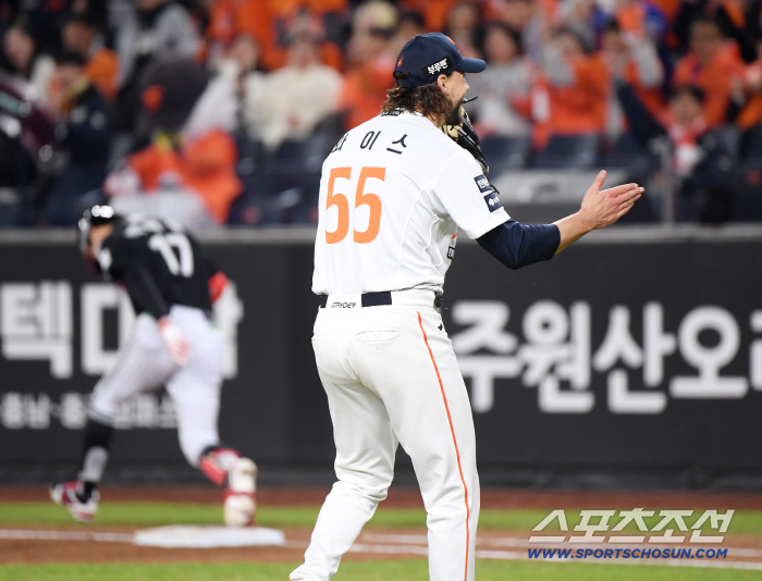  Weiss cheers as he crosses the loss crisis with a double play