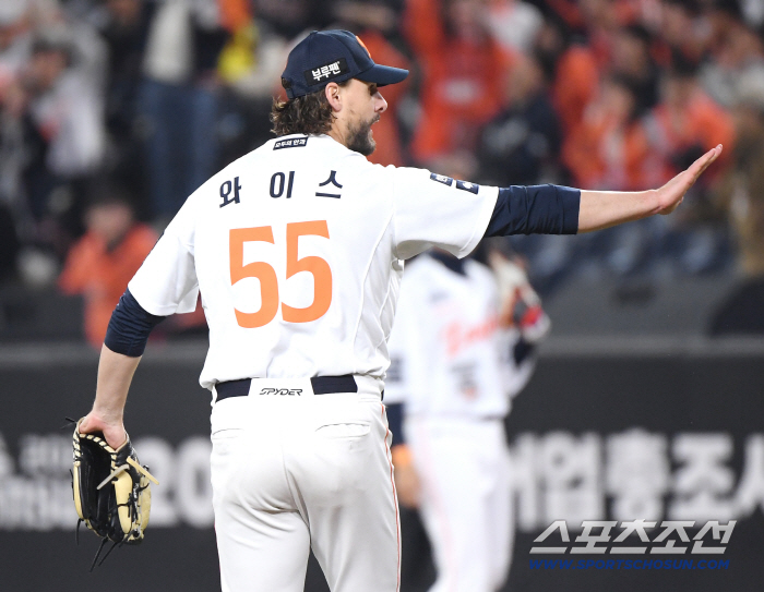  Weiss who also took the mound in the 8th inning, I'm going to throw more after catching 2 outs!