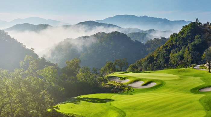 Recruitment of members through 90 hole resorts in 4 golf courses, premium membership Honors Club for exclusive lounges, and Show Golf