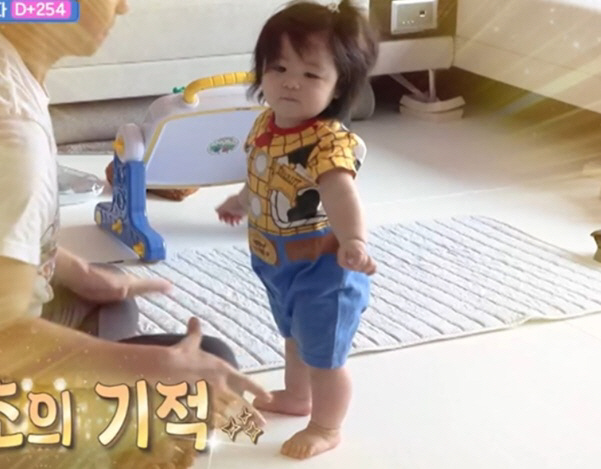 Shim Hyung Tak succeeded in standing alone on the 254th day of age..I was choked up by the storm's growth (Sudol)