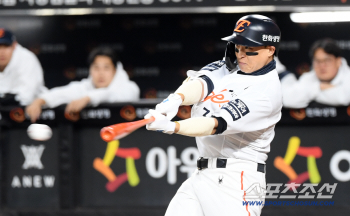 Son Ah-seop's ghost is on me → KKK why I laughed even if I ate four strikeouts in four at-bats.. 