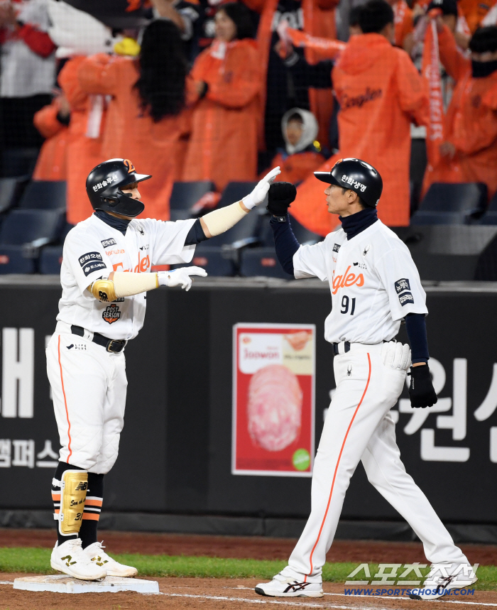 Son Ah-seop's ghost is on me → KKK why I laughed even if I ate four strikeouts in four at-bats.. 