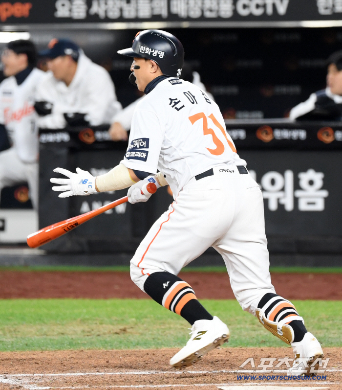 Son Ah-seop's ghost is on me → KKK why I laughed even if I ate four strikeouts in four at-bats.. 