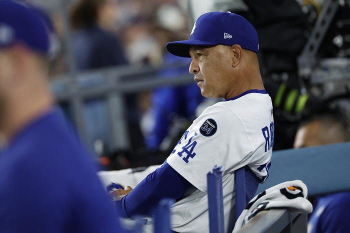 Trust or not? Roberts finally surrendered, took out the eighth batter, but Kim Hye-sung is still on the bench