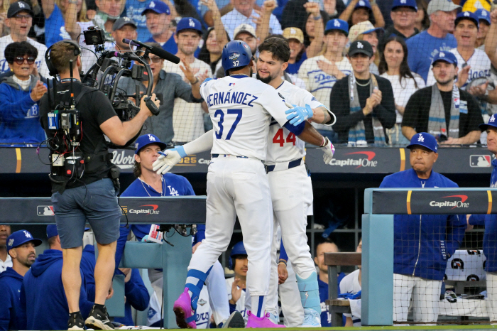 Trust or not? Roberts finally surrendered, took out the eighth batter, but Kim Hye-sung is still on the bench