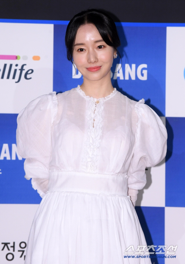 Two daughters, mom Lee Jung-hyun, good news again..Actor, singer, and director are busy, but new challenges (Pyeon Restaurant)