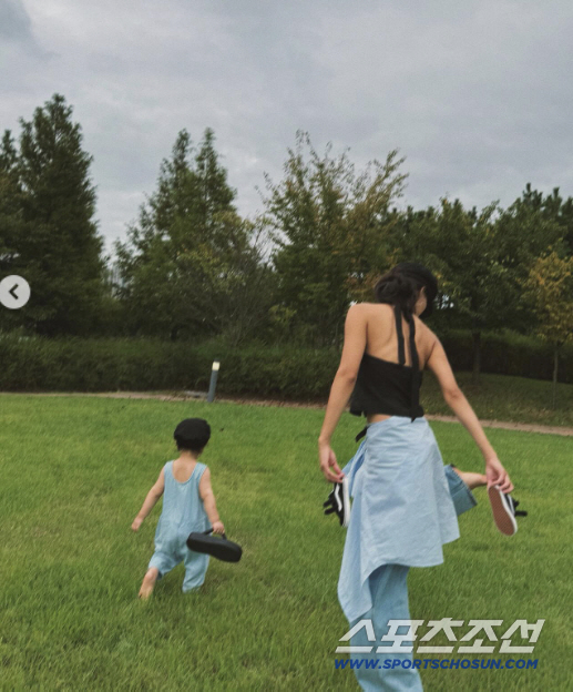 You look like Jung Woo Sung..Moon Ga-bi's son out of wedlock revealed..a handsome two-year-old baby