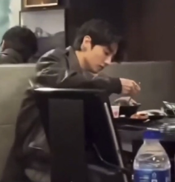 BTS Jungkook certifies as a 'Professional Honbabler' at a meat restaurant alone...Fans, 'The best witness ever.'