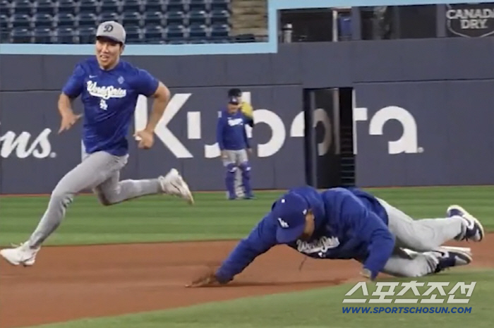 The director's cover-up in the brink of a cliffhanger. Everyone is laughing during the running competition with Kim Hye-sung