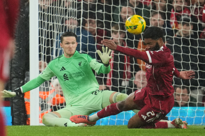 Except for the main players, Liverpool lost 7 games and lost 6 games X Carabao Cup eliminated → Slot coach's fans criticized and replaced ↑ Careful Liverpool team's winning coach still trusts him