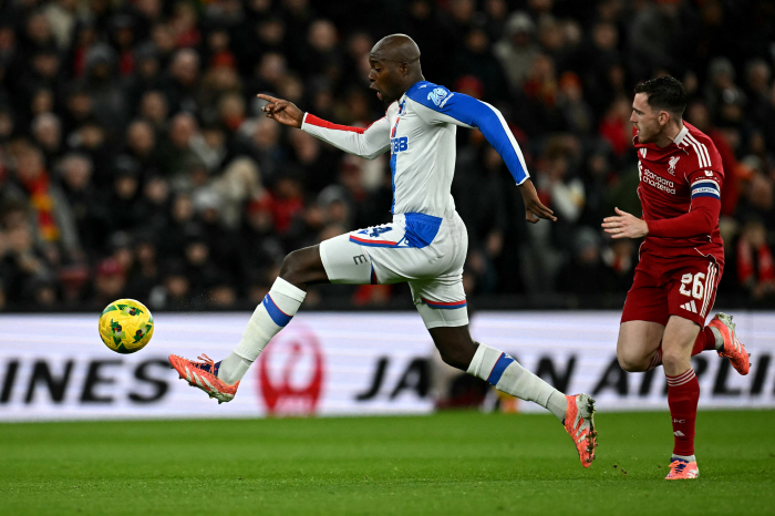 Except for the main players, Liverpool lost 7 games and lost 6 games X Carabao Cup eliminated → Slot coach's fans criticized and replaced ↑ Careful Liverpool team's winning coach still trusts him