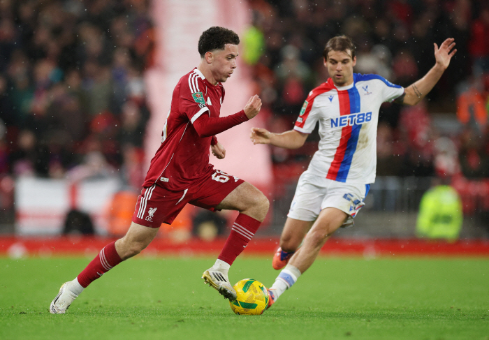 Except for the main players, Liverpool lost 7 games and lost 6 games X Carabao Cup eliminated → Slot coach's fans criticized and replaced ↑ Careful Liverpool team's winning coach still trusts him