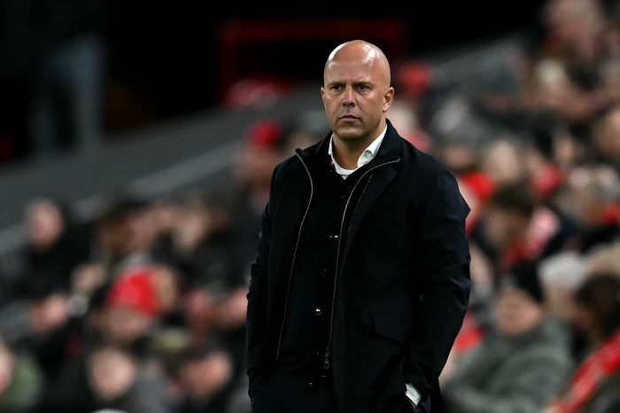 Except for the main players, Liverpool lost 7 games and lost 6 games X Carabao Cup eliminated → Slot coach's fans criticized and replaced ↑ Careful Liverpool team's winning coach still trusts him