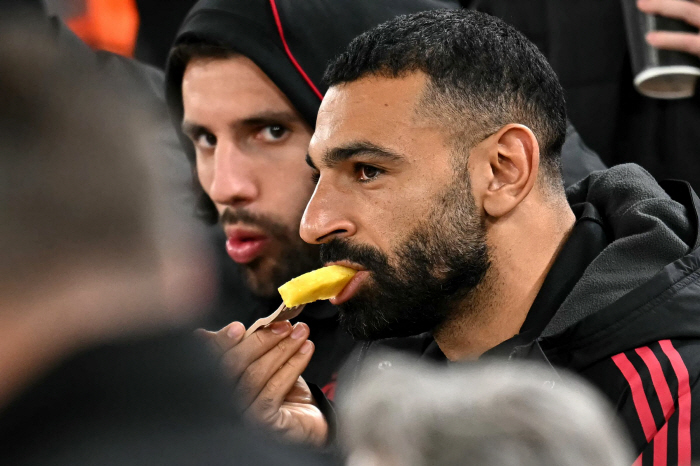 Except for the main players, Liverpool lost 7 games and lost 6 games X Carabao Cup eliminated → Slot coach's fans criticized and replaced ↑ Careful Liverpool team's winning coach still trusts him