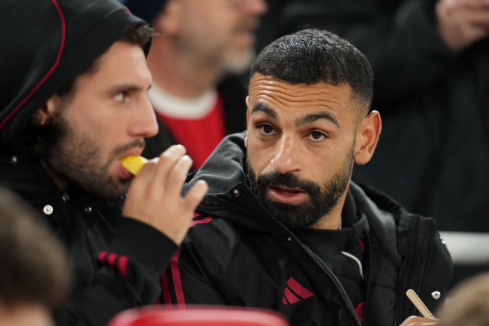 Except for the main players, Liverpool lost 7 games and lost 6 games X Carabao Cup eliminated → Slot coach's fans criticized and replaced ↑ Careful Liverpool team's winning coach still trusts him