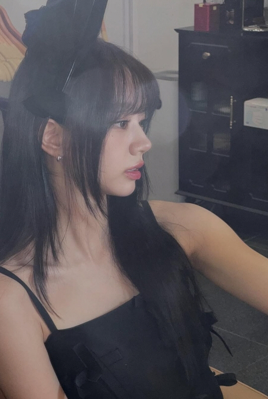 Hyeri is thrilled to celebrate her 15th anniversary. 'Cool, cool! 'I love you, fans.'