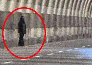 I saw a ghost with long hair in the tunnel. The drivers are scared. Who are they?