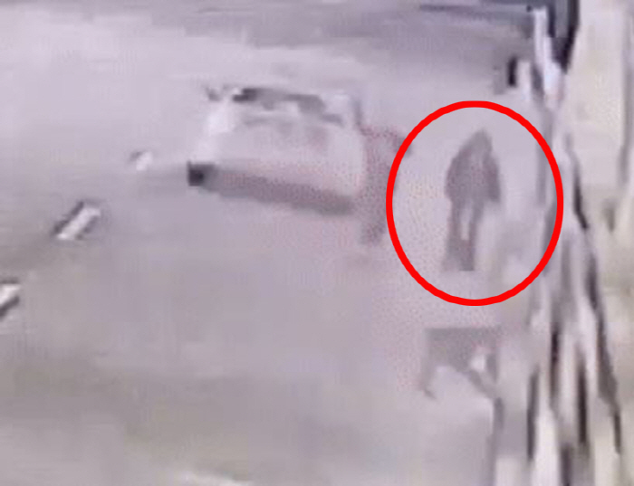 I saw a ghost with long hair in the tunnel. The drivers are scared. Who are they?