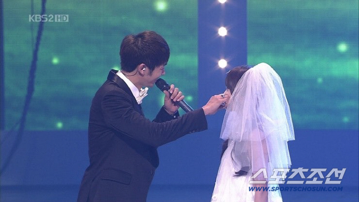 Im Seul-ong, IU became a slouchy guy while pinching her cheeks...You'll get a nickname after the nagging performance