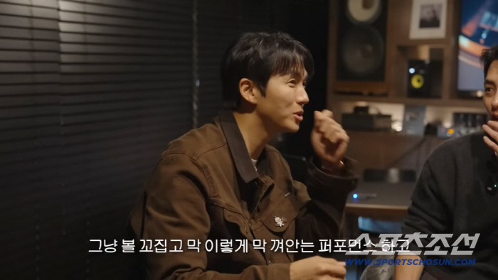 Im Seul-ong, IU became a slouchy guy while pinching her cheeks...You'll get a nickname after the nagging performance