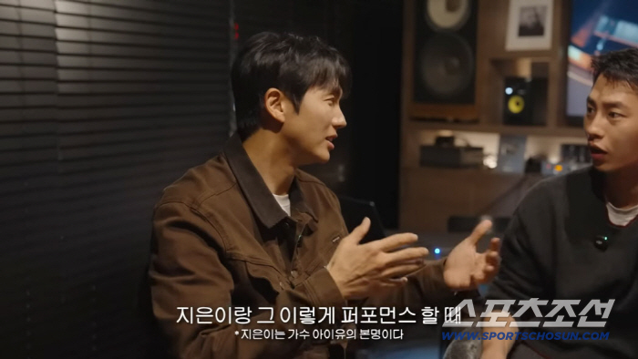 Im Seul-ong, IU became a slouchy guy while pinching her cheeks...You'll get a nickname after the nagging performance