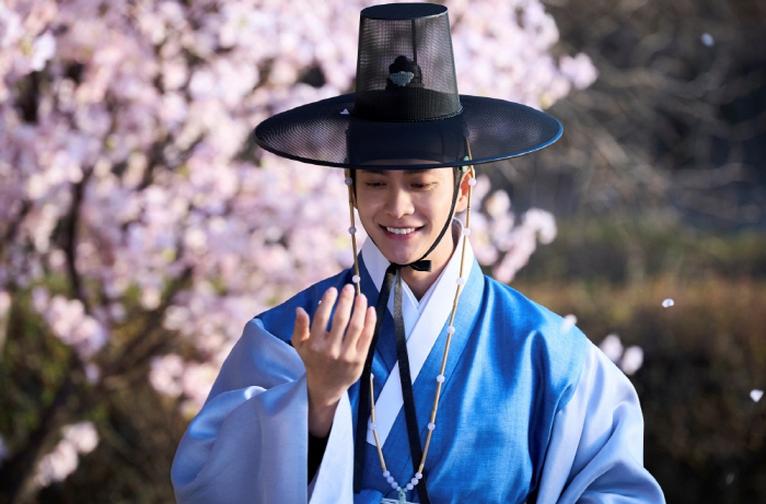 Kang Tae Oh, I put on Hanbok Tae..The visual that makes even a celestial bee a flower path (Lee Kang-dal)