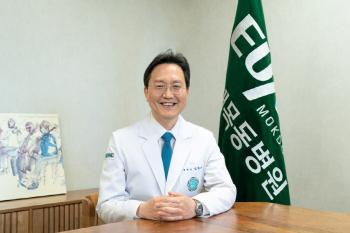 Kim Han-soo, head of Ewha Mokdong Hospital, received a commendation from the Minister of Health and Welfare for contributing to the safety of regenerative medical care