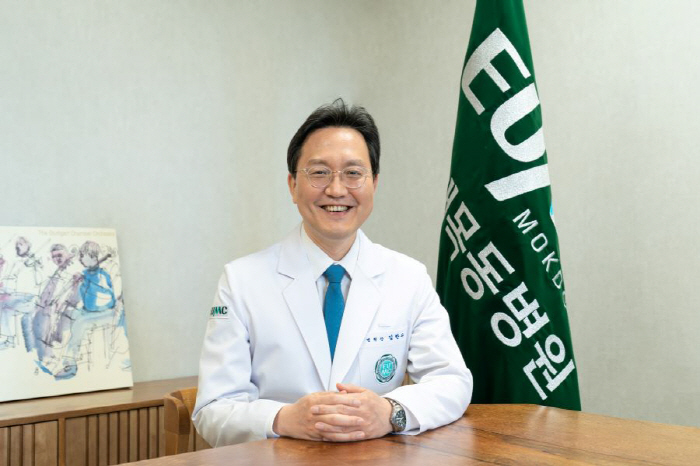 Kim Han-soo, head of Ewha Mokdong Hospital, received a commendation from the Minister of Health and Welfare for contributing to the safety of regenerative medical care