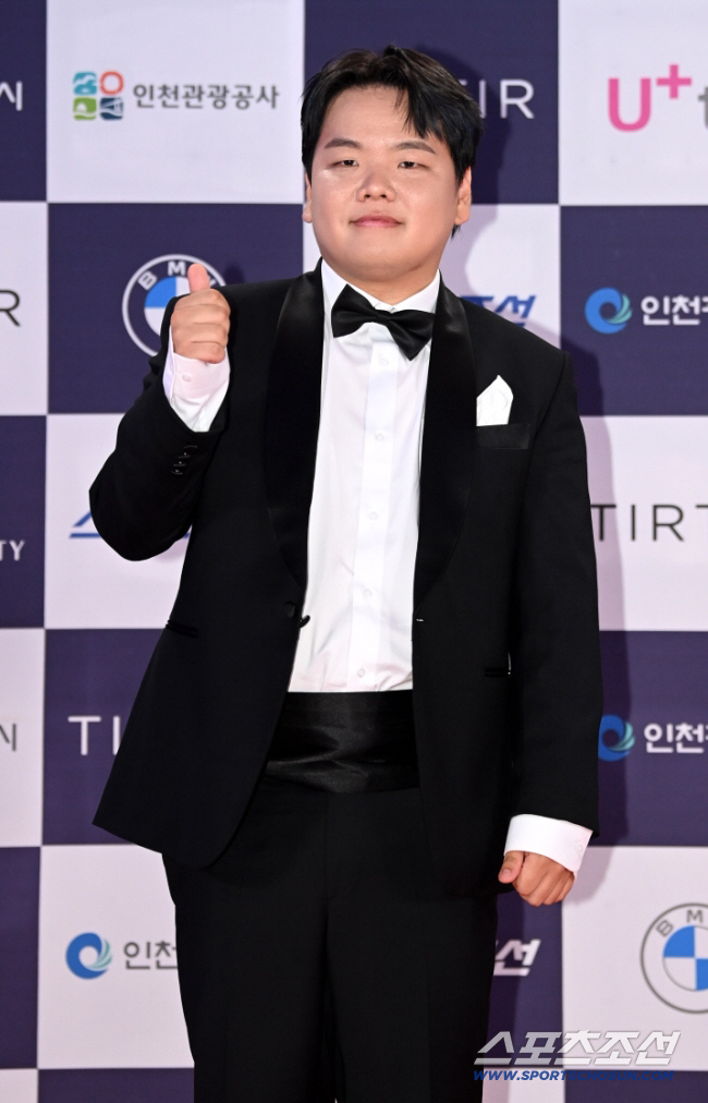 Kwak Tube, you're getting married, and you're taking care of your image as a lover. My wife has been calling me a baby ever since we were in a relationship