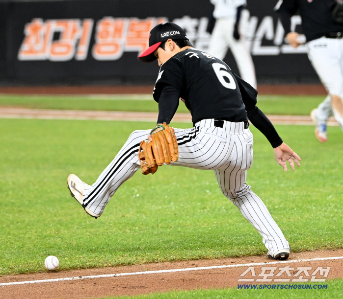 Oh, bunt that fell through the crotch. The sense of the scene stealer who didn't catch it on purpose. It's a double play.