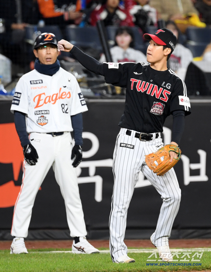 Oh, bunt that fell through the crotch. The sense of the scene stealer who didn't catch it on purpose. It's a double play.