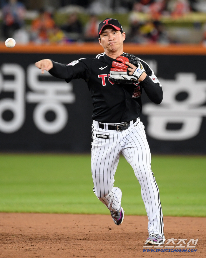 Oh, bunt that fell through the crotch. The sense of the scene stealer who didn't catch it on purpose. It's a double play.