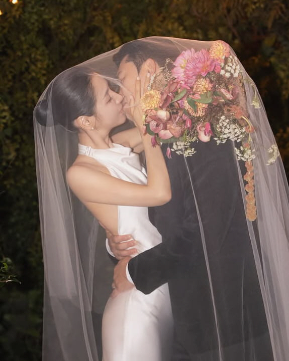 Ok-soon ♥ Kyung-soo, the 22nd generation of 'I'm Solo,' reveals family wedding photos, 'The beginning of a real family.'