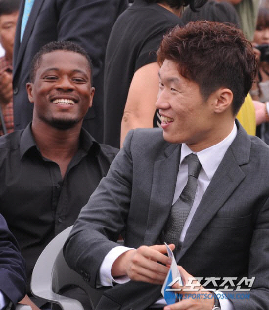 Park Ji-sung's best friend Evra is so sad. My mother is suffering from Alzheimer'sFirst confession about why I wear only one shoe