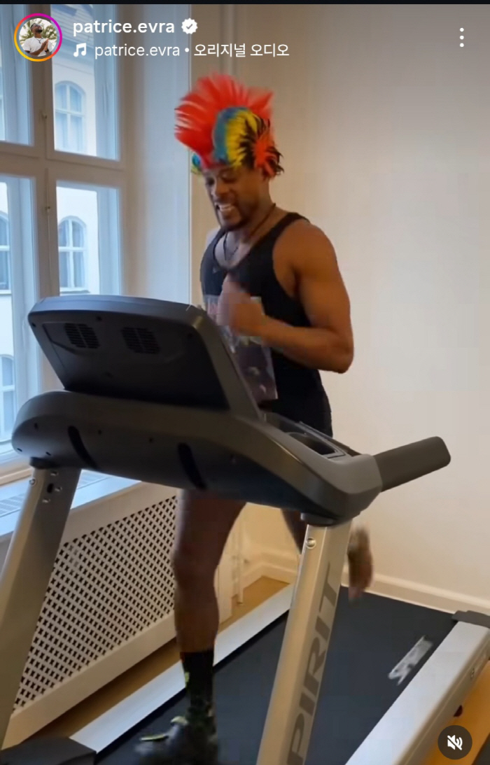 Park Ji-sung's best friend Evra is so sad. My mother is suffering from Alzheimer'sFirst confession about why I wear only one shoe