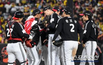 All the fielders gathered on the mound of coach Tolhurst Kim Kwang-sam