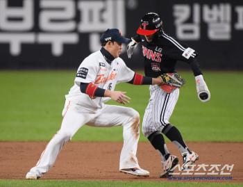 Choi Won-young gets tagged out by Ha Joo-seok