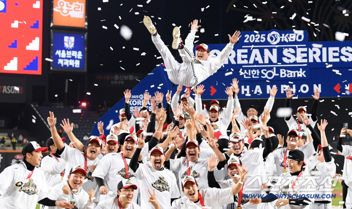  Director Yeom Kyung-yeop, who led the team to win the championship