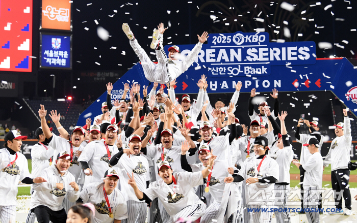  Director Yeom Kyung-yeop, who led the team to win the championship