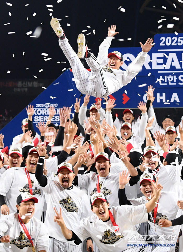  Director Yeom Kyung-yeop, who led the team to win the championship