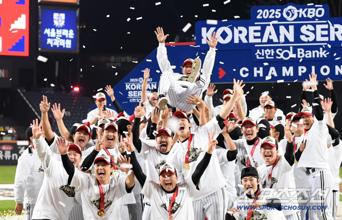  Director Yeom Kyung-yeop, who led the team to win the championship