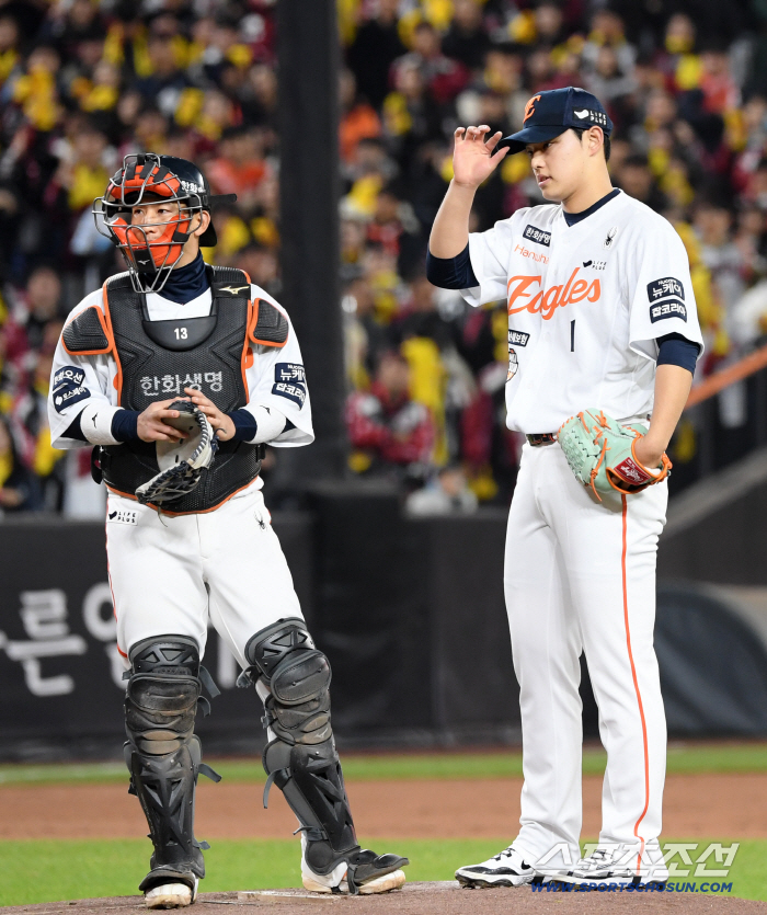  Dongjoo's shoulder is weird